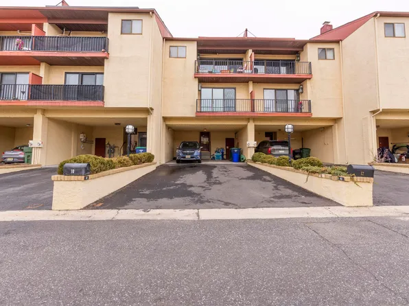 10 Empire Dr, Egg Harbor Township, NJ 08232