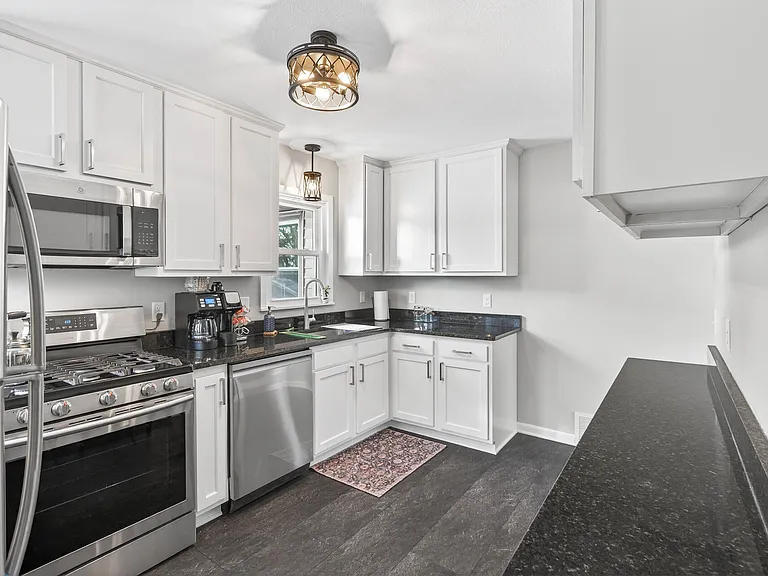 422 Jefferson Ave S — Photo 18