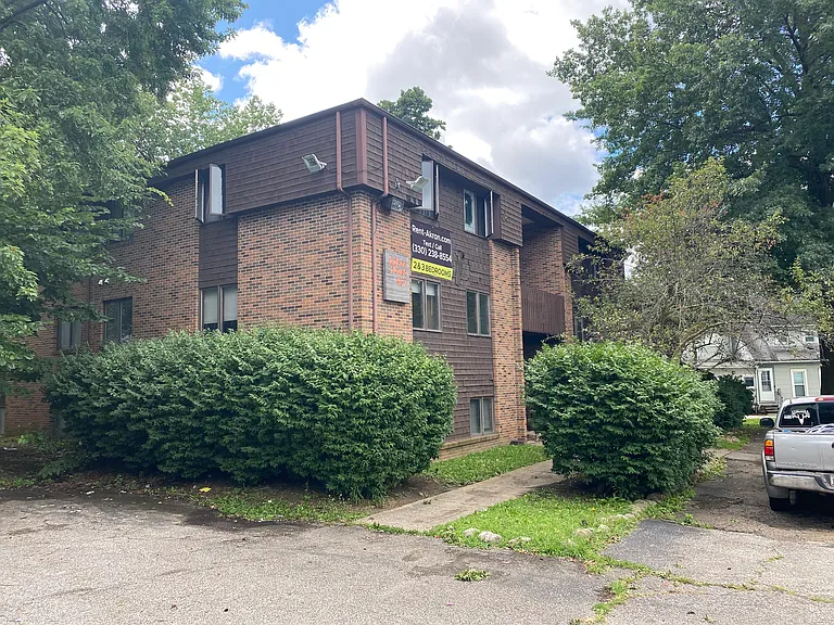 437 Sumner St — Photo 14
