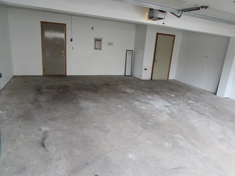 122-130 Maple Ct — Photo 1