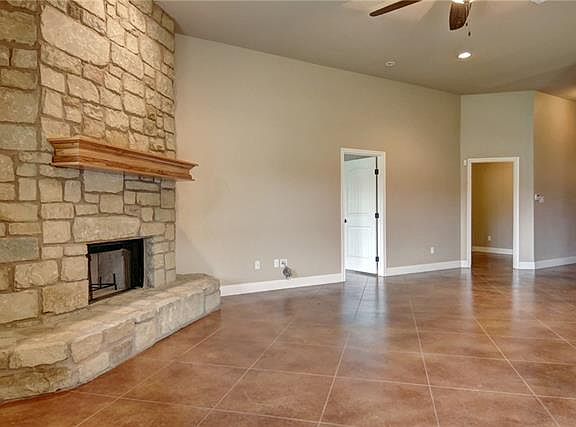 5th image of 105 W Oak Loop