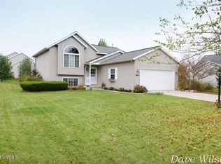 8055 Tillicum Grv NE, Rockford, MI 49341