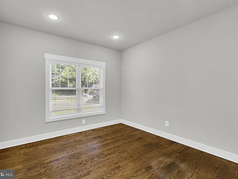 2233 N Underwood St — Photo 21