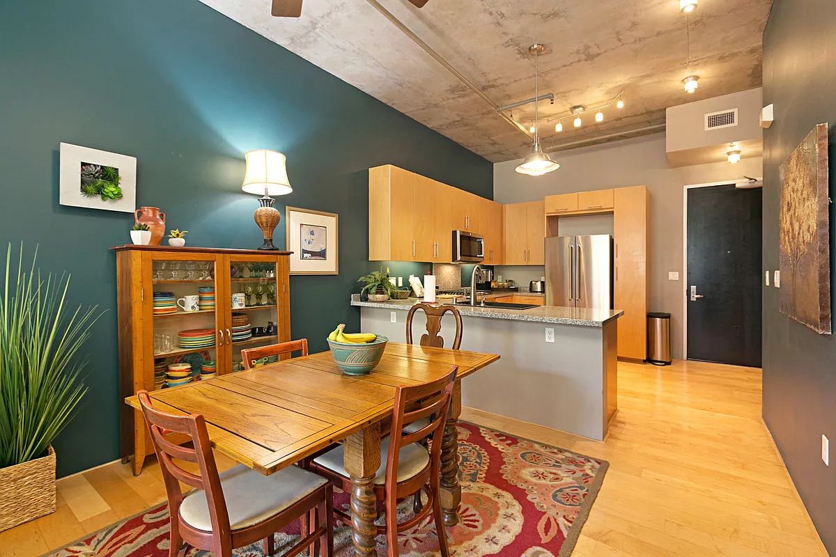 2 bed, 1094 sqft, $5,200 — Photo 2