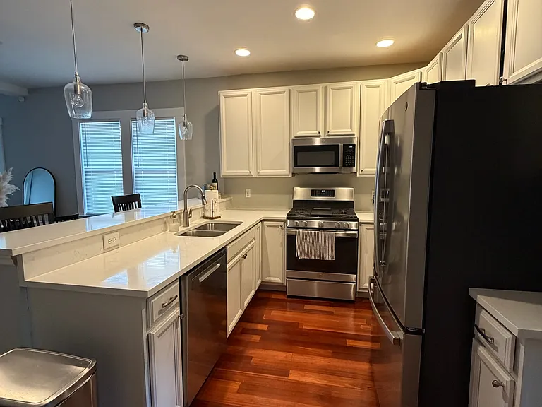 1010 Elmwood St — Photo 5