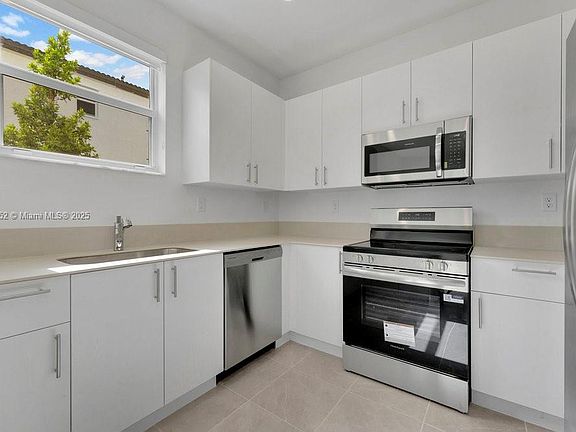 4th image of 2534 SE 27th Dr