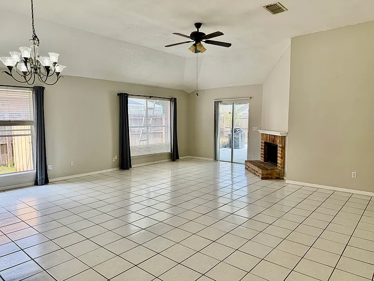 1021 Vannessa Dr — Photo 3