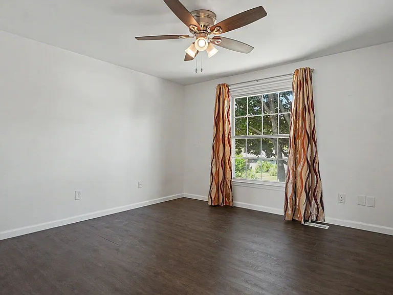 2735 Foster Ave — Photo 21