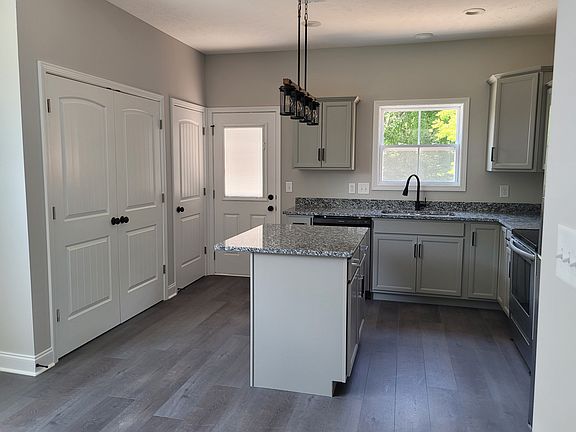 4th image of 938 Charlotte St