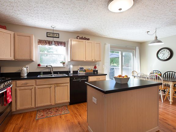 4th image of 336 Pecan Ct
