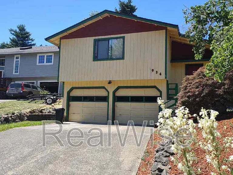 936 SE Sharon Ave — Photo 1