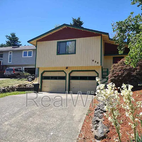 936 SE Sharon Ave Photo 1