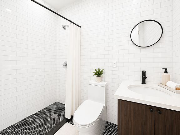 4th image of 388 Cornelia St #3A