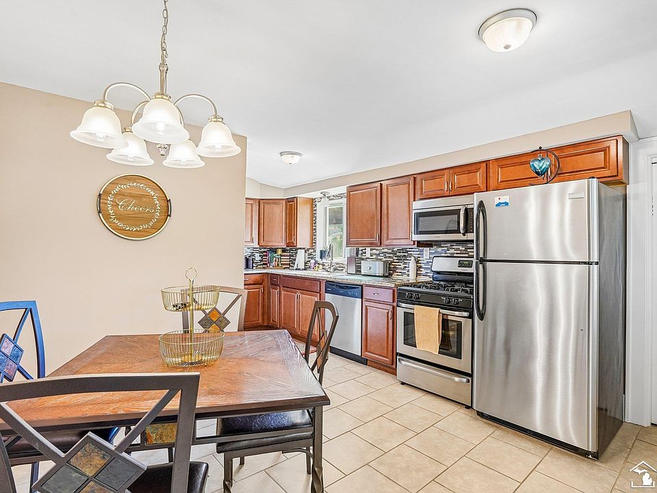 1265 Elm St, photo 11