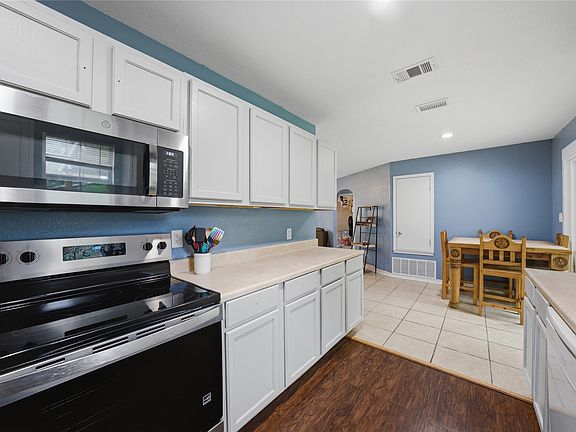 3rd image of 732 Ridgewood Dr