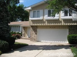 840 Deere Park Ct, Deerfield, IL 60015