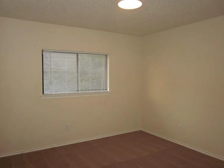 1102 Comfort St — Photo 15
