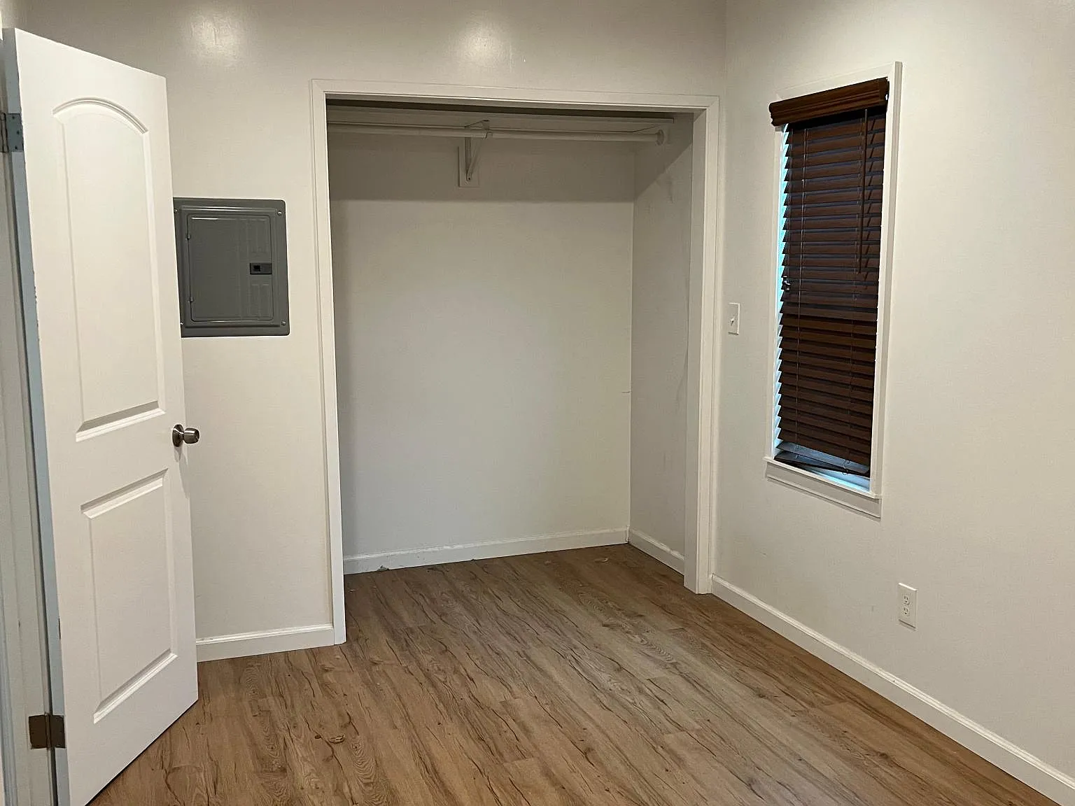 1717 Morton Ave — Photo 2