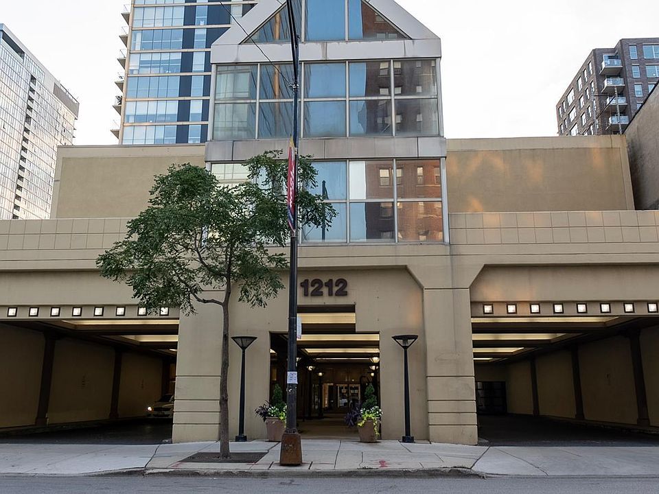 2nd image of 1212 N Lasalle St #907