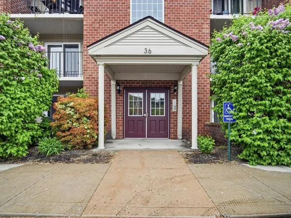 36 Maple Crest Cir APT F, Holyoke, MA 01040