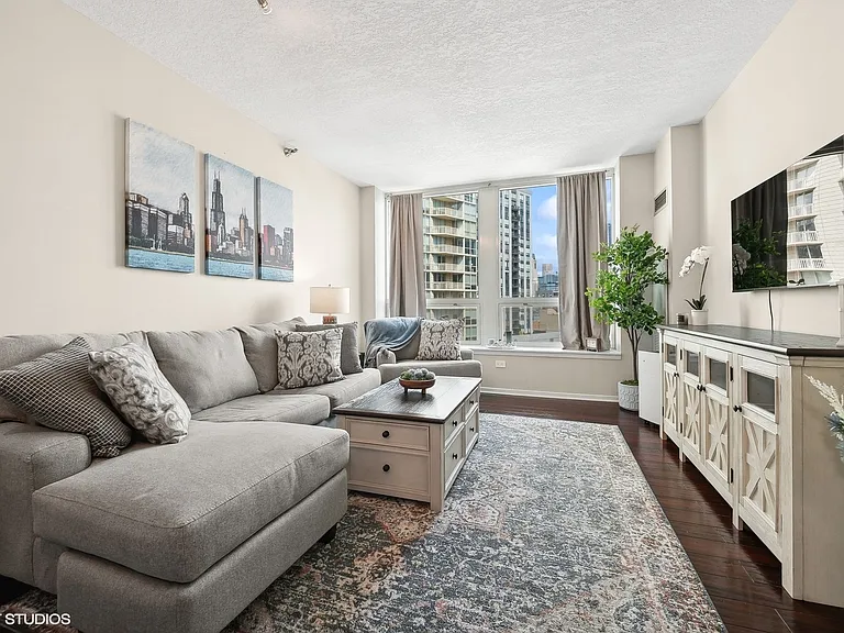 600 N Kingsbury St #1004 — Photo 5