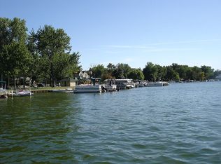 670 Bow Ln, Waterford, MI 48328