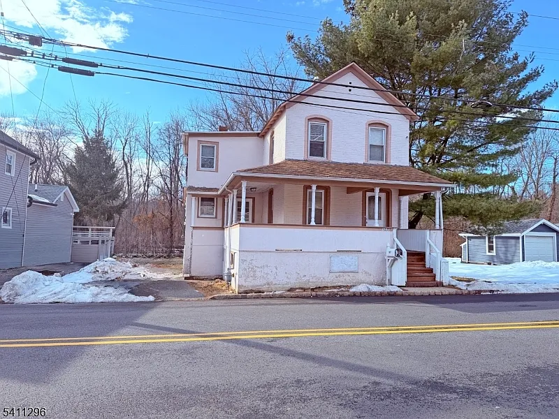 107 Franklin Ave photo 1