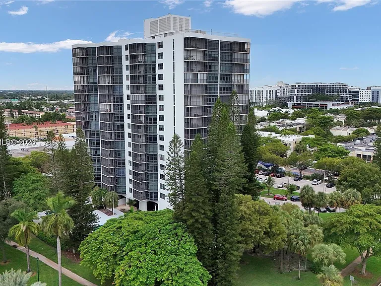 20100 W Country Club Dr #1003 — Photo 1