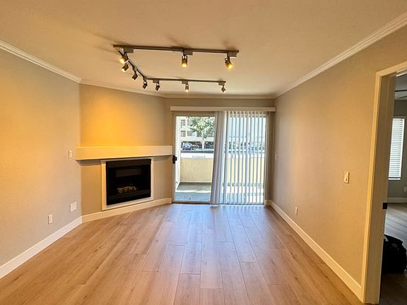 2nd image of 5455 Canoga Ave #103