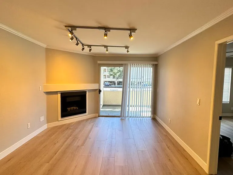 5455 Canoga Ave #103 — Photo 2