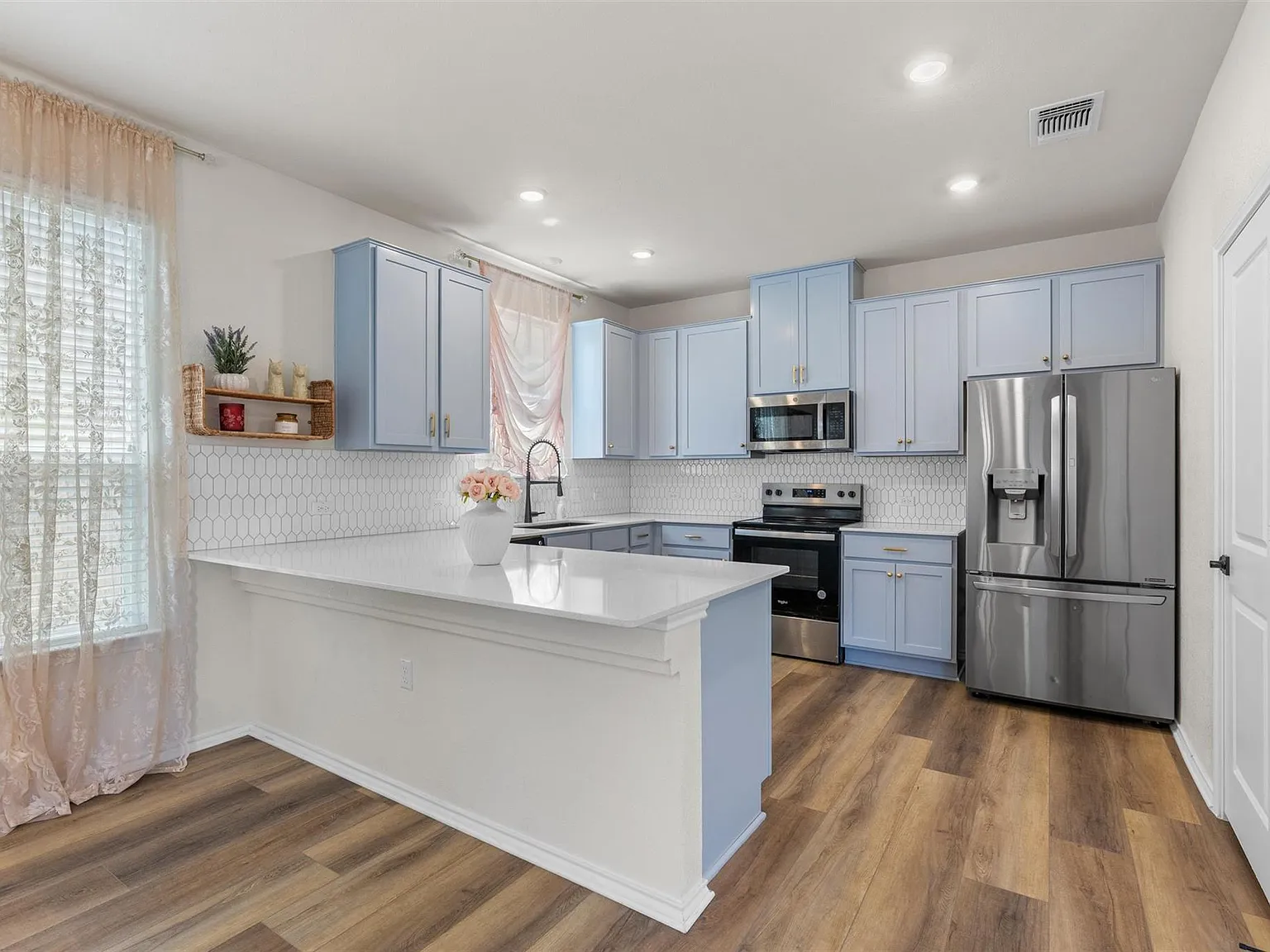 4 bed, 3.0 bath, 2255 sqft, $2,399 — Photo 3
