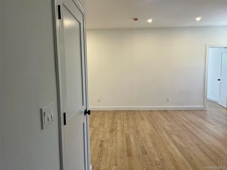 817 Onderdonk Ave #2R — Photo 9