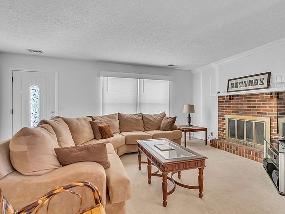 4th image of 3811 Acorn Ave