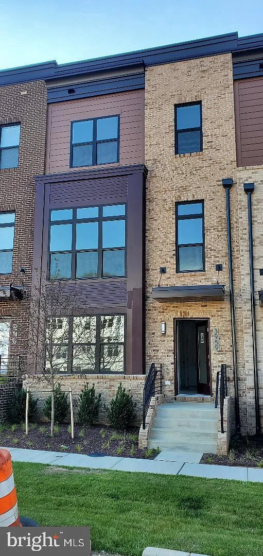 5 bed, 3.5 bath, 2068 sqft, $5,700 — Photo 1