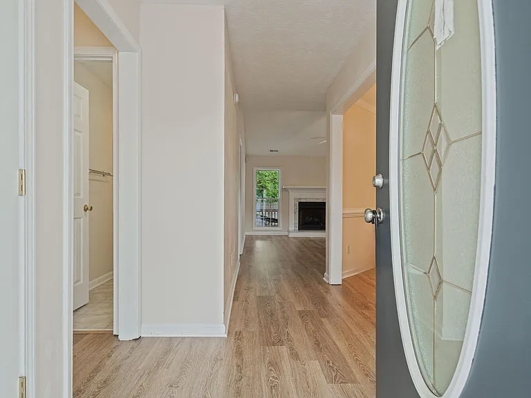 102 Mendover Dr — Photo 2
