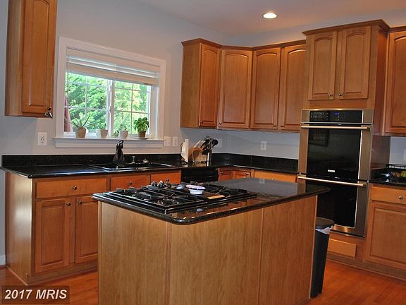 Gourmet Kitchen w/ gas cooktop