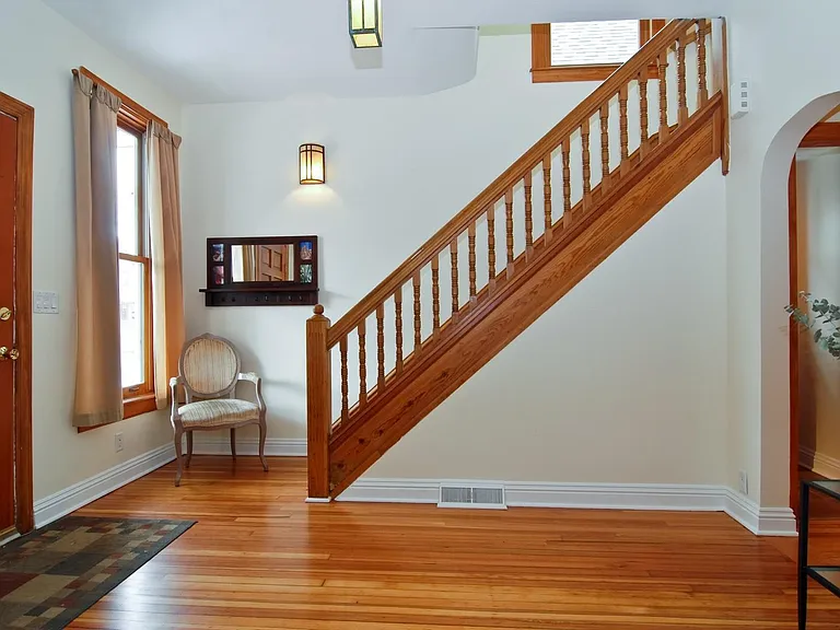 2252 W Cullom Ave — Photo 2
