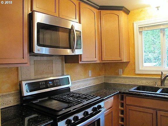 5th image of 4021 NE 65th Ave