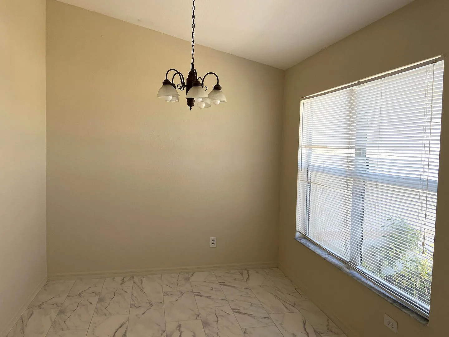 Available Now . Huge 4 bedroom/Greenbriar Area. — Photo 3