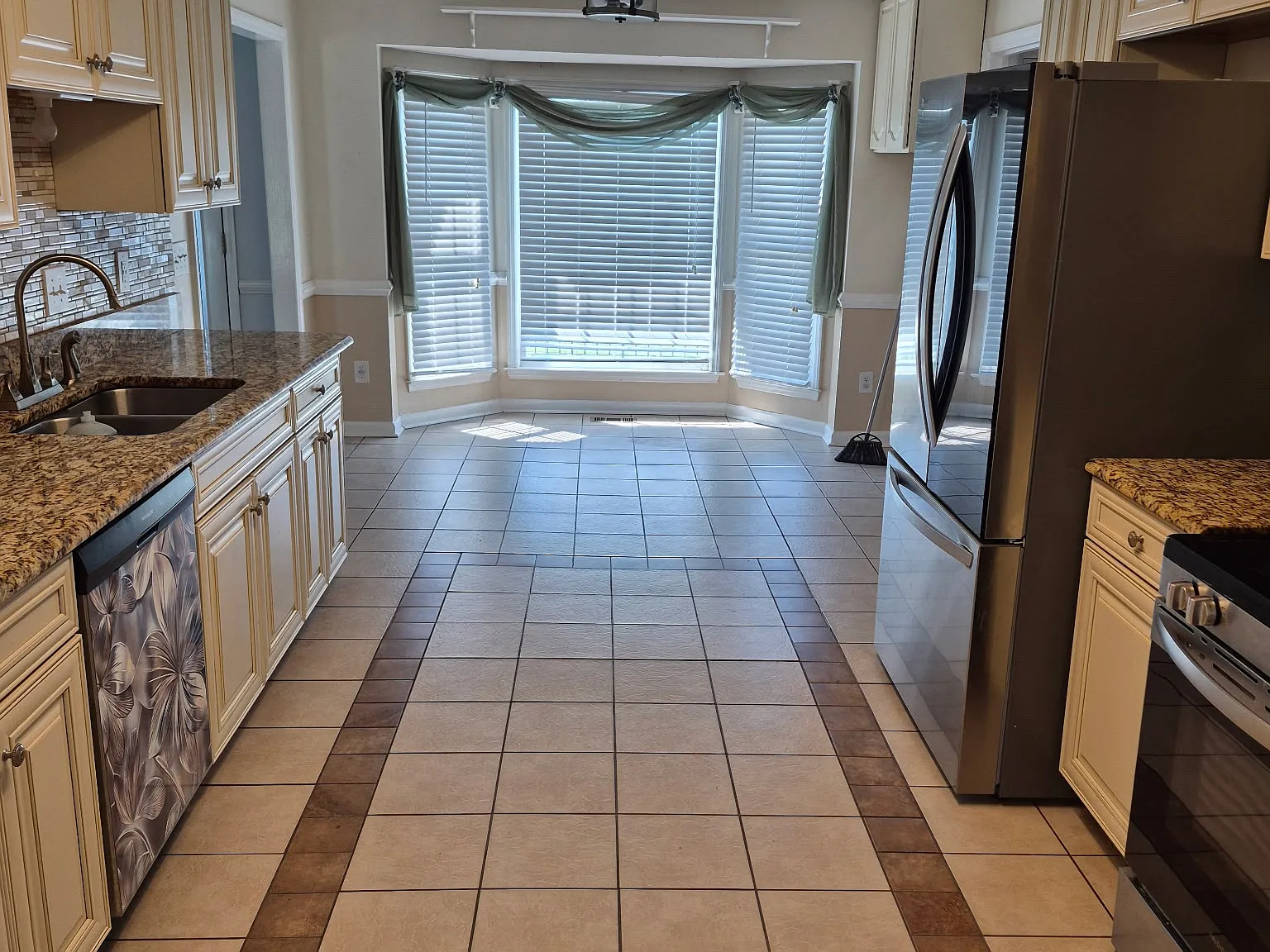 3 bed, 2254 sqft, $1,950 — Photo 4