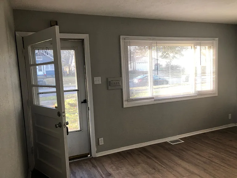 1115 Altgeld St — Photo 18