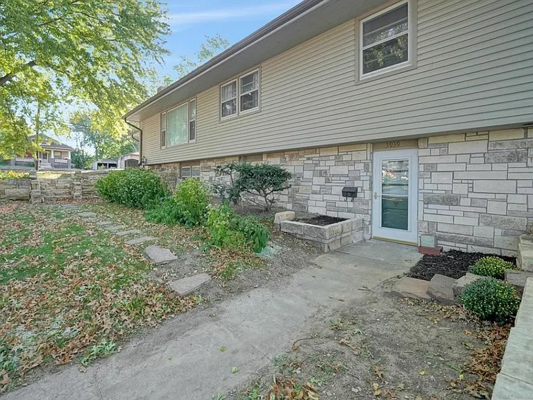 3939 D St — Photo 2