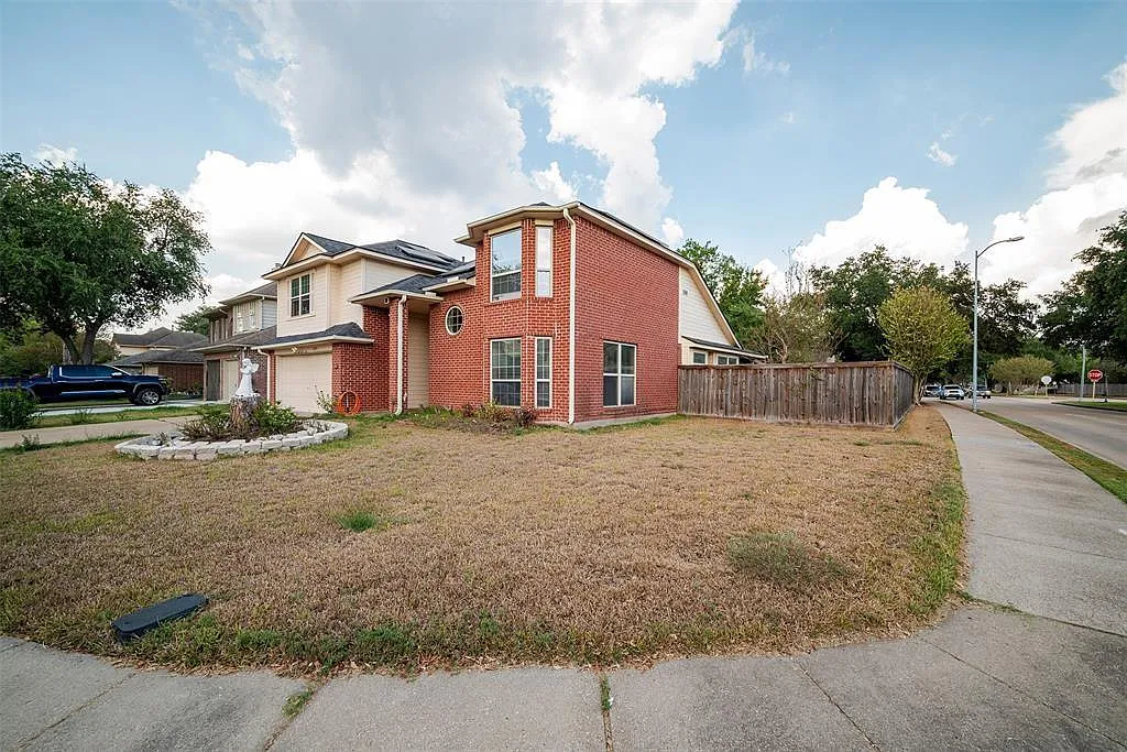 4 bed, 2.5 bath, 2058 sqft, $2,150 — Photo 2
