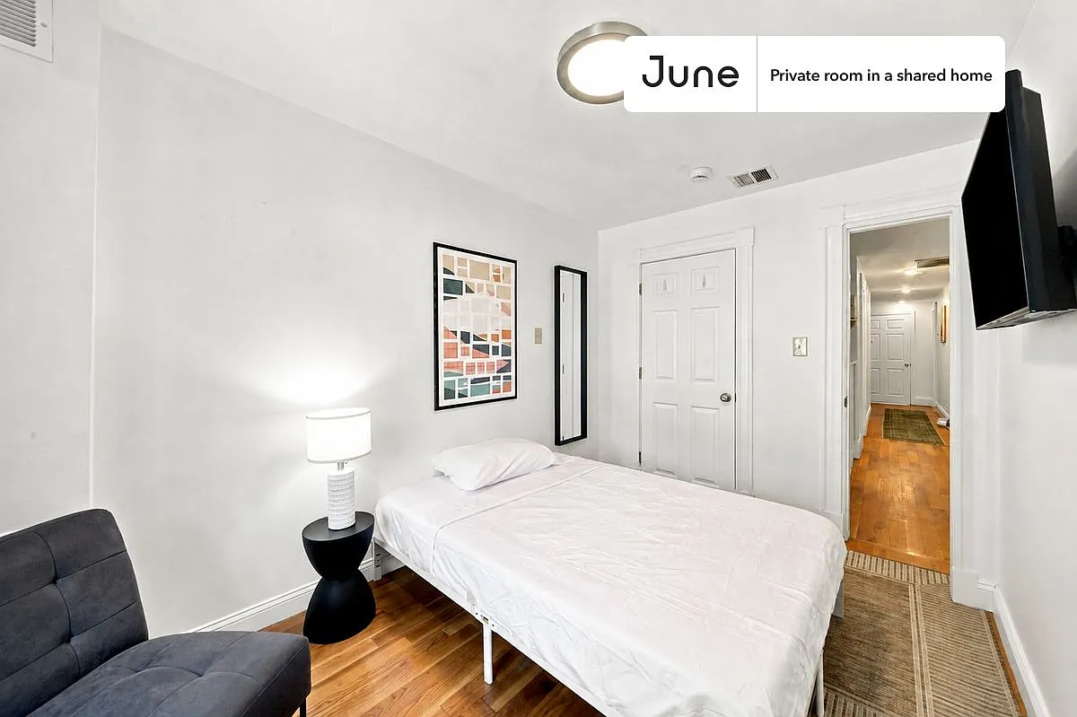 Full bedroom in 7 bed/2 bath home in Allston #834 D — Photo 2