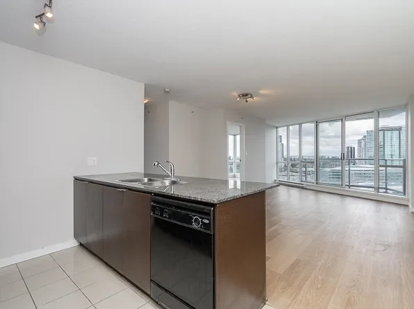 13618 100th Ave #2002, Surrey, BC V3T 0A8