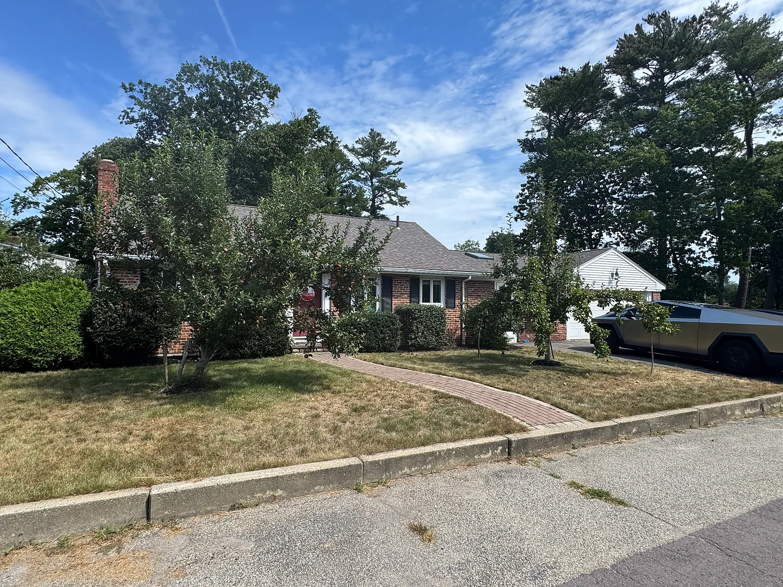 3 bed, 1.5 bath, 1324 sqft, $5,700 — Photo 2