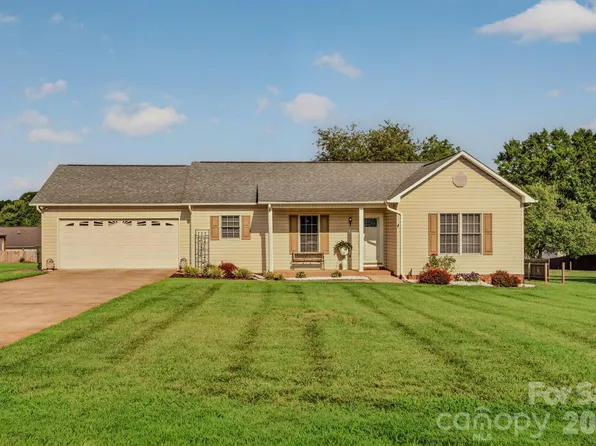 1425 Farmington Hills Dr, Conover, NC 28613