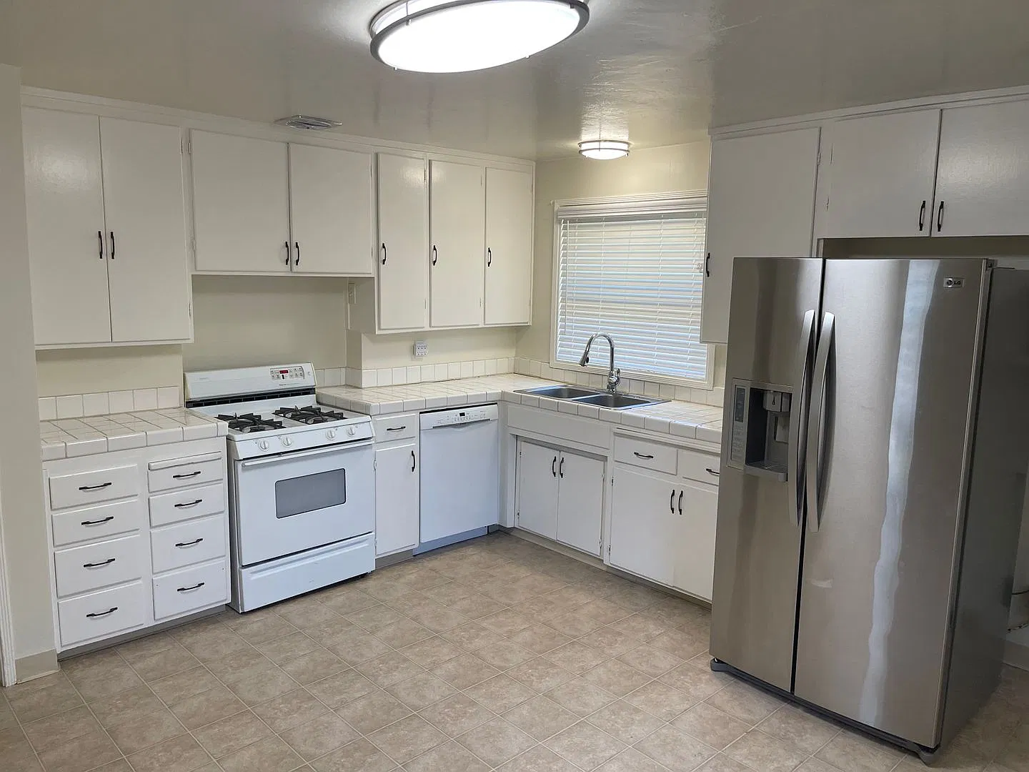 Charming 3-Bedroom Home with a Spacious Backyard — Photo 2