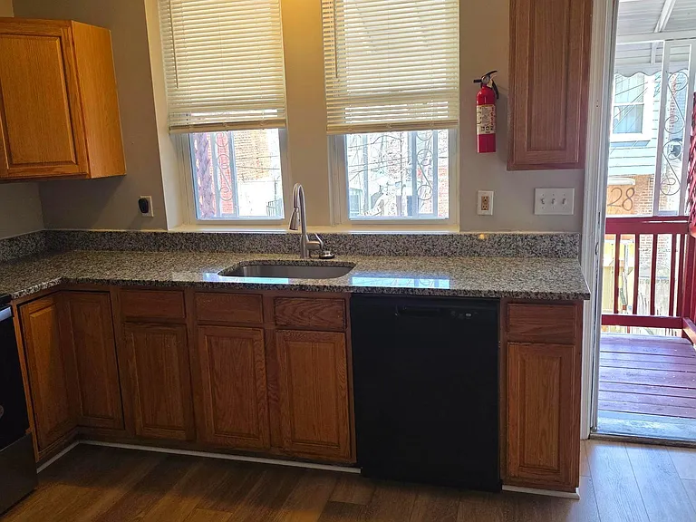 539 N Luzerne Ave — Photo 6