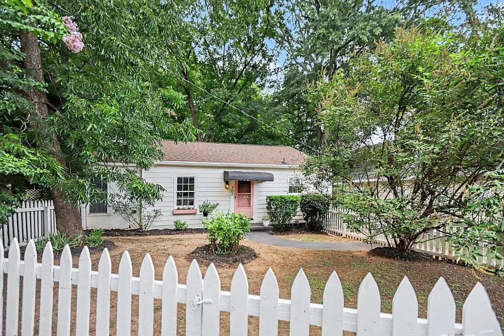 2 bed, 1.0 bath, 832 sqft, $2,300 — Photo 2
